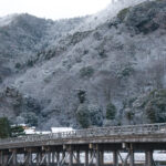 雪の嵐山渡月橋