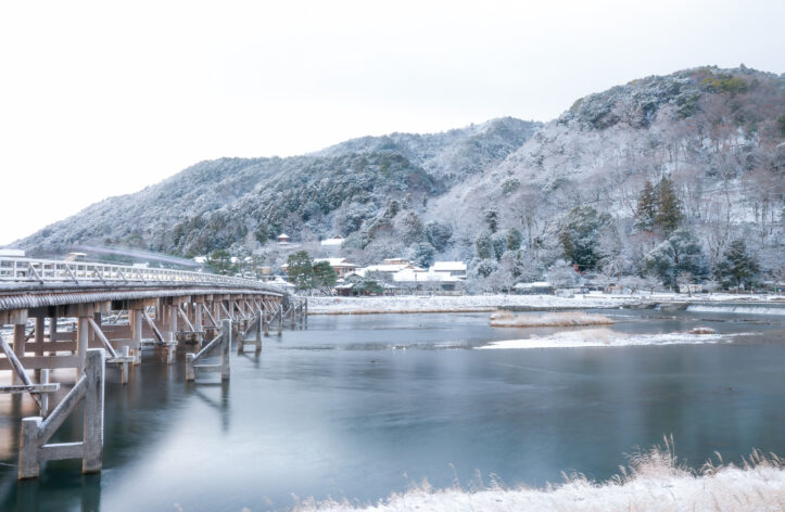 雪の嵐山渡月橋