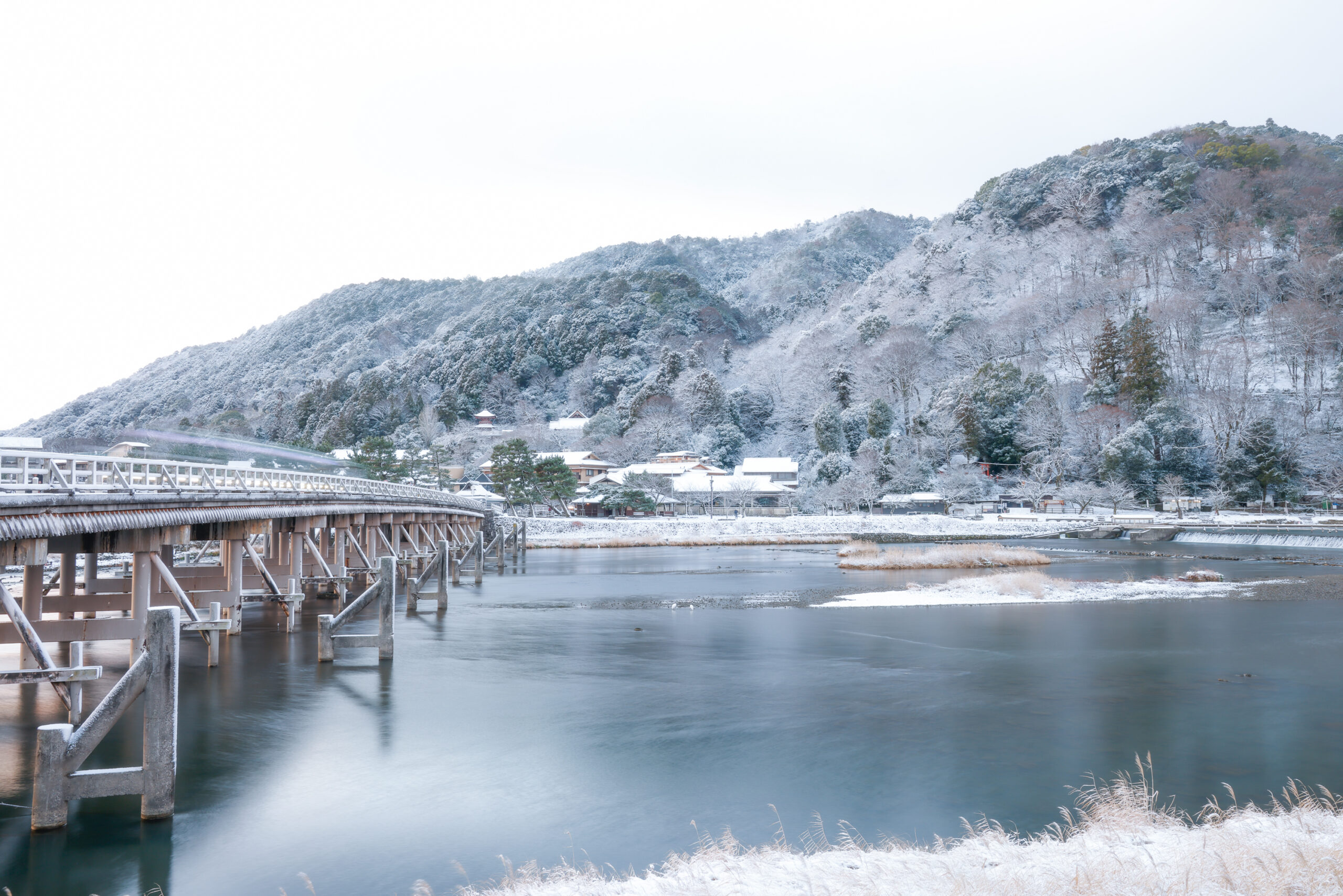 雪の嵐山渡月橋
